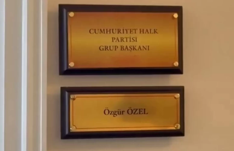 Özgür Özel'in Meclis'teki odasının kapısına Grup Başkanı yazısı asıldı!