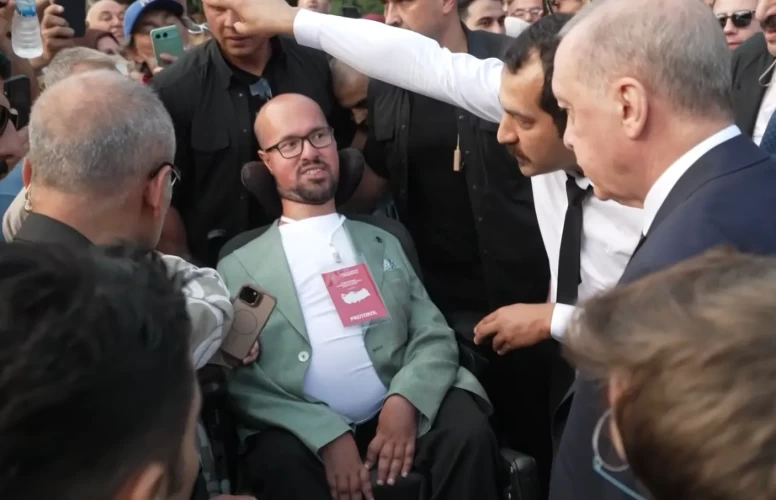 Cumhurbaşkanı Erdoğan engelli genci duygulandırdı