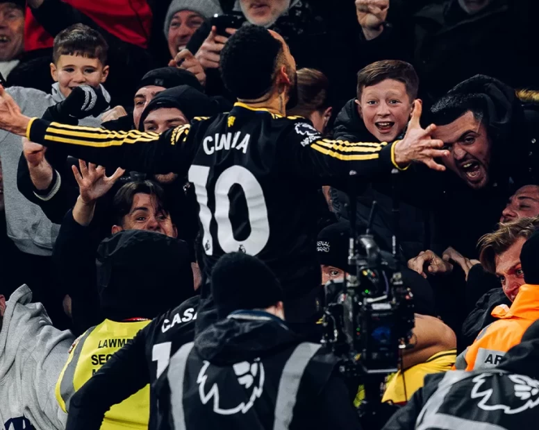 Manchester United, lider Arsenal'i deplasmanda devirdi