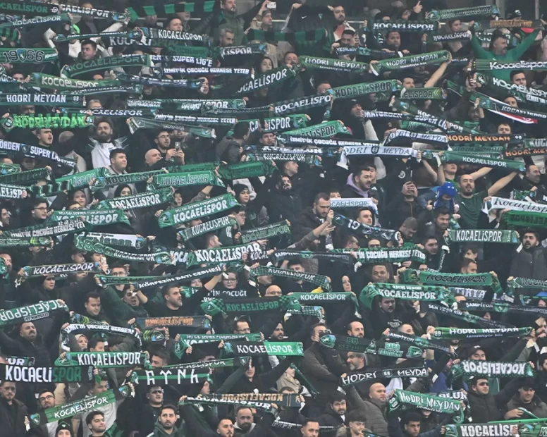 Maçta tribünden düşen Kocaelispor taraftarı kurtarılamadı