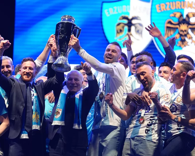 Şampiyon Erzurumspor, kupasına kavuştu