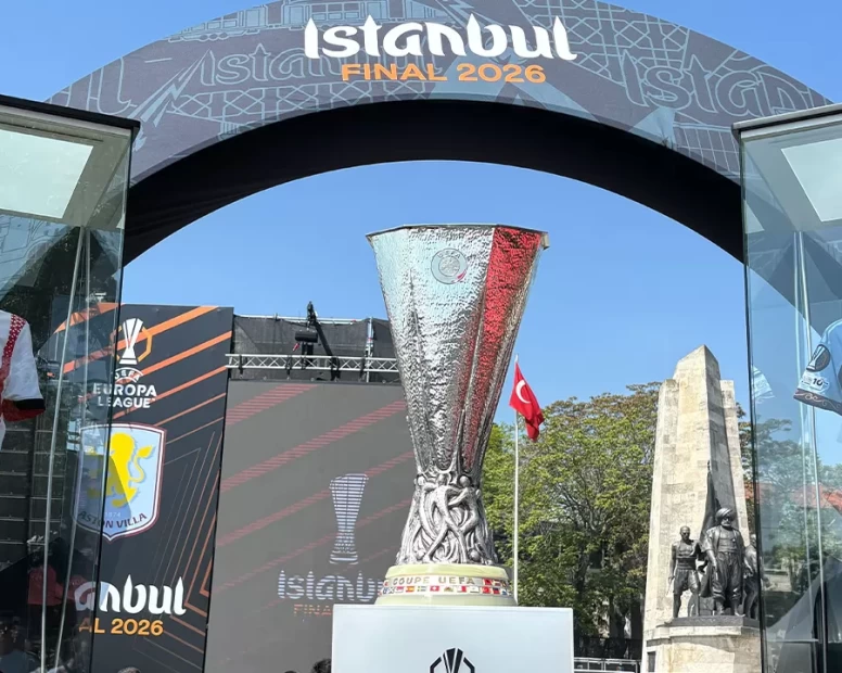 İlhan Mansız UEFA Avrupa Ligi kupasını Beşiktaş Meydanı’na getirdi