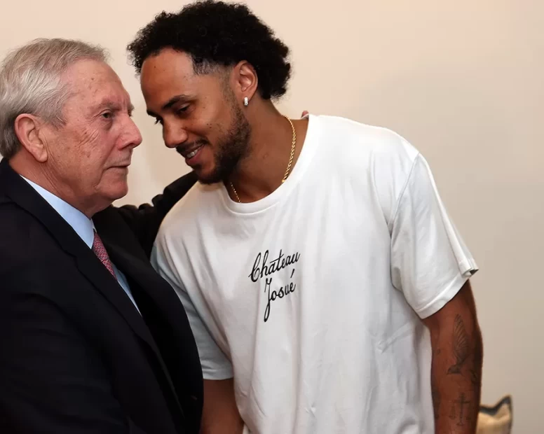 Shane Larkin'den Aziz Yıldırım'a ziyaret