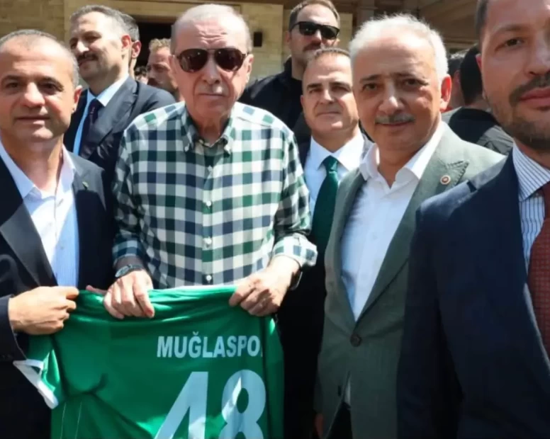 Cumhurbaşkanı Erdoğan’a 48 numaralı Muğlaspor forması takdim edildi
