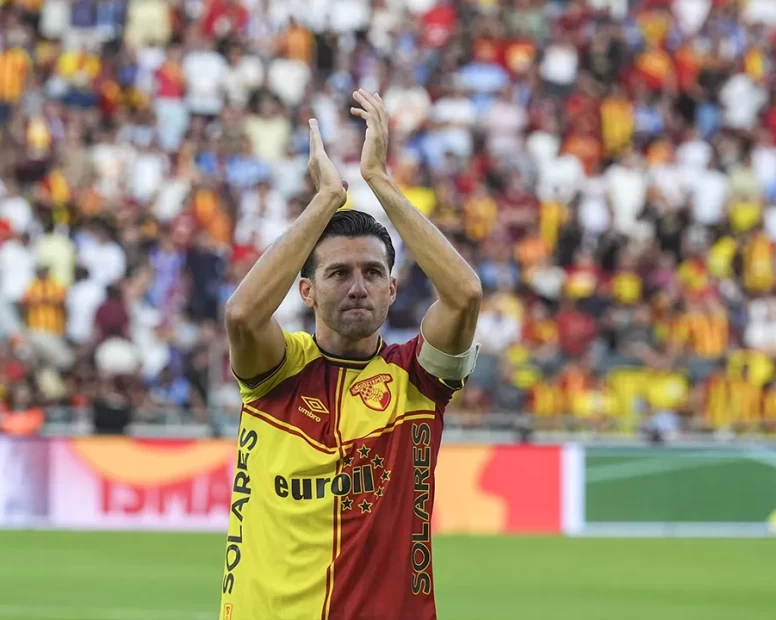 İsmail Köybaşı futbola veda etti