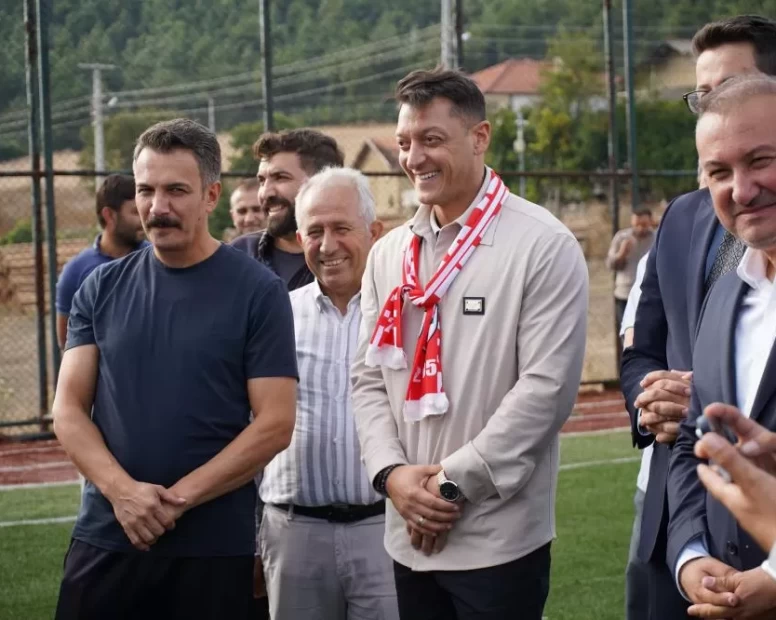 Mesut Özil’den gençlere müjde!