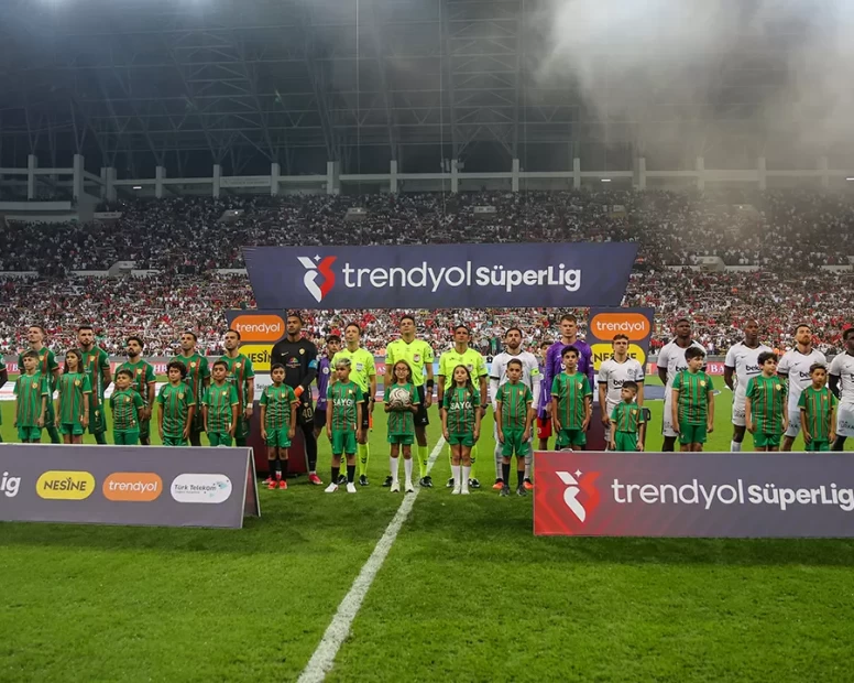 Amed SK-Beşiktaş maçında saha sulama sistemi açıldı