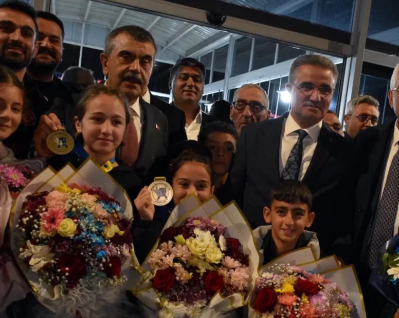 Balkan şampiyonu olan Erzurumlu judocuları Bakan Tekin karşıladı