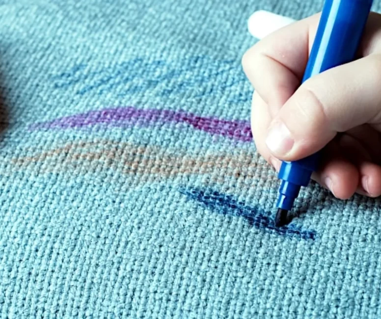 Kıyafetlerdeki kalem lekesini saniyeler içinde yok ediyor