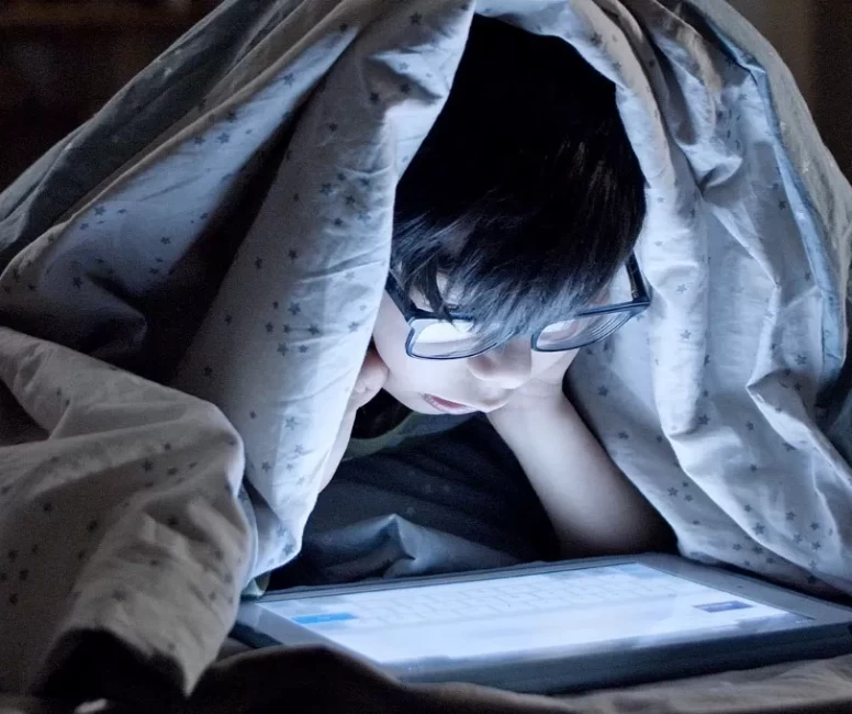 Ekran bağımlılığı çocukların sosyal becerilerini yok ediyor!