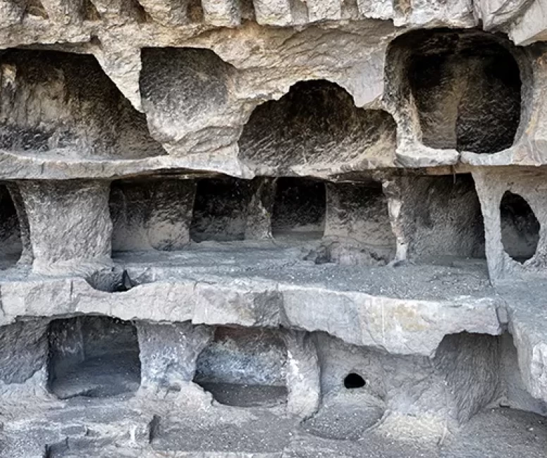 Kayaların içine kurulan 2 bin yıllık "Öksüt Kalesi" zamana direniyor