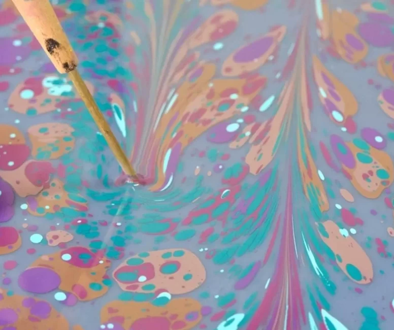 Çorum'da eskiyen kıyafetler ebru desenleriyle yenileniyor