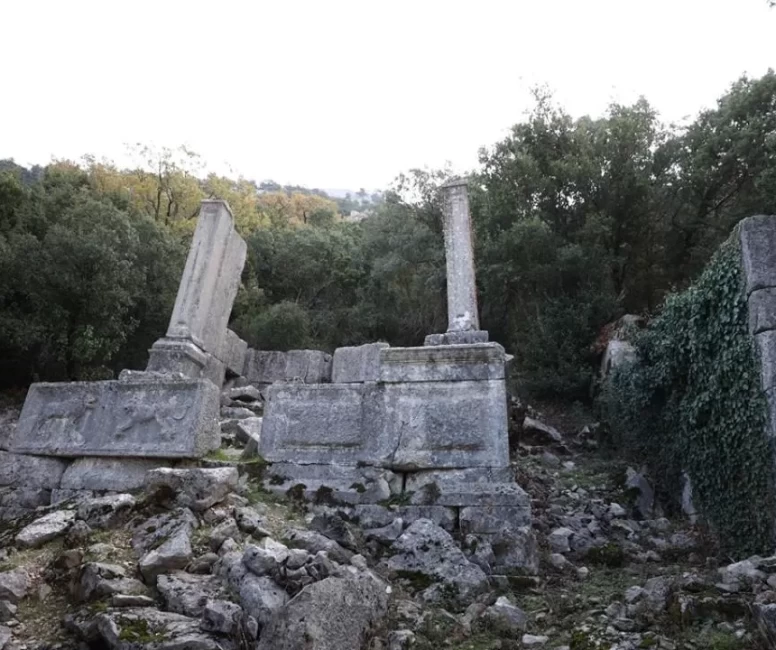 Termessos'taki iki anıt mezar ayağa kaldırılıyor