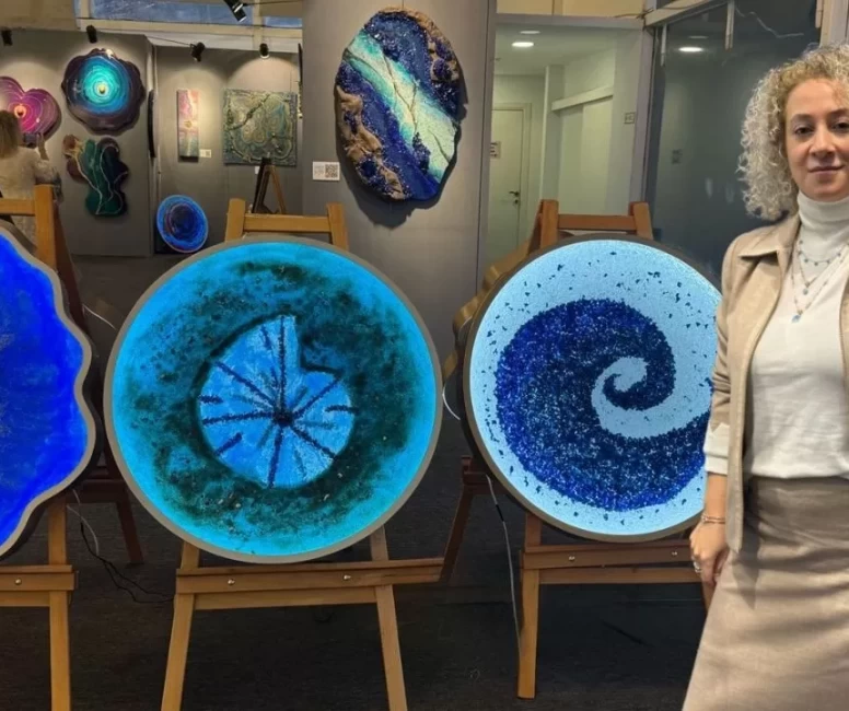 “Zamanın Ötesinde”: İffet Saraçoğulları’ndan zamansız bir durak