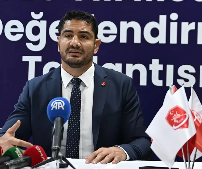 Taha Akgül'den kadın güreşine övgü