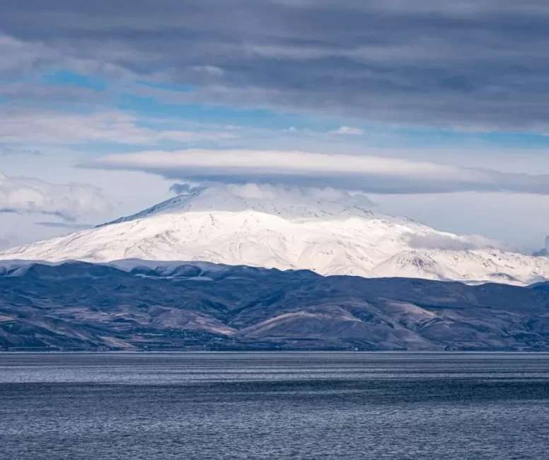 Süphan Dağı’nın zirvesinde nadir mercek bulutu görüntülendi