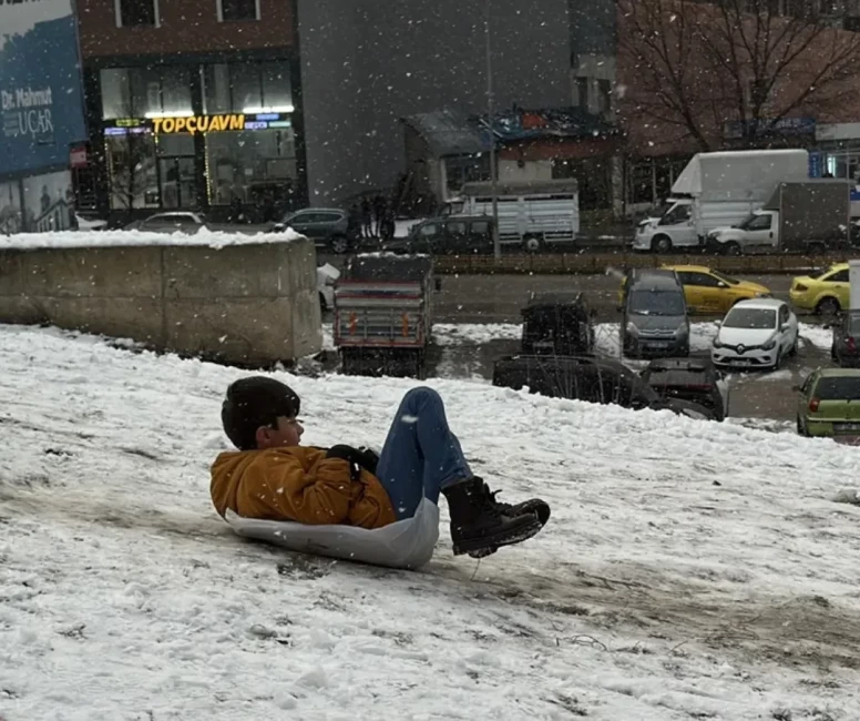 Erzurum’da kar sürprizi: Çocuklar mahalle aralarında eğlenceyi doruğa çıkardı