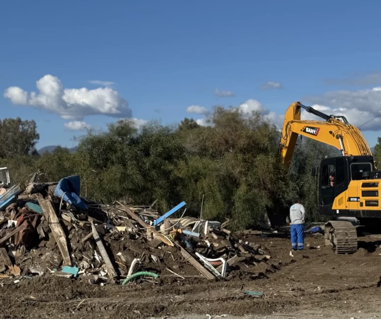 Fethiye sahilinde imara aykırı yapılar yıkılıyor