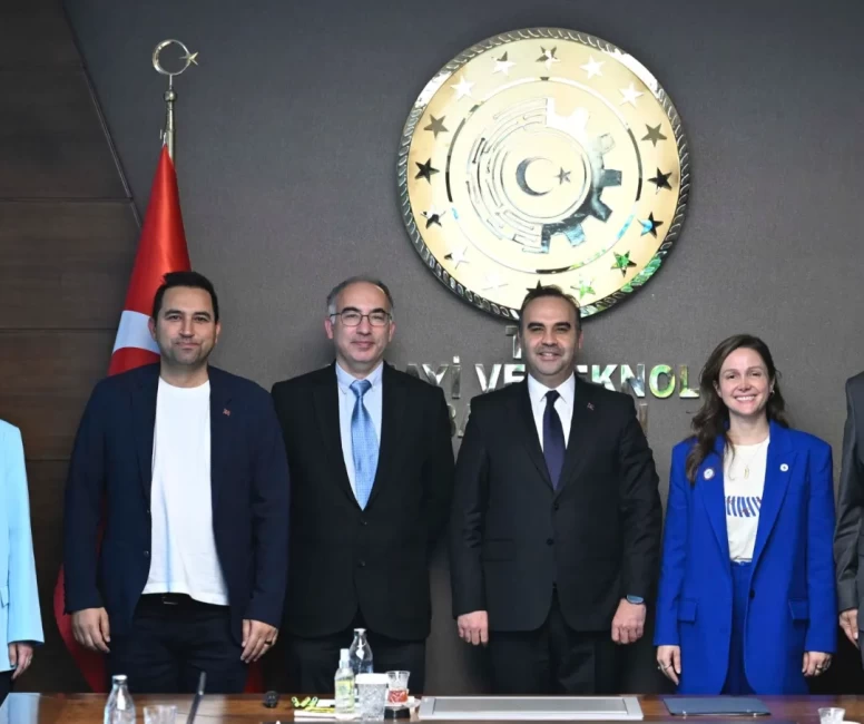 Bakan Kacır, TÜBİTAK destekli Türk akademisyenlerin uluslararası başarısını tebrik etti