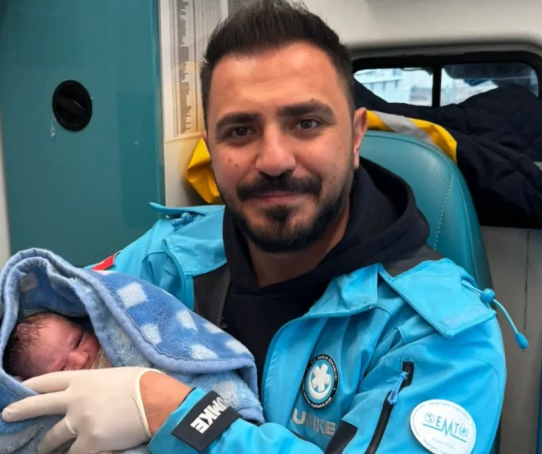 Ambulansta doğan bebeğe sağlık personelinin adı verildi
