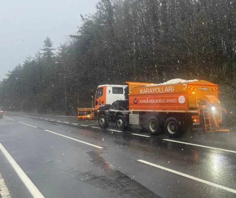 D-100 Bolu Dağı’nda kar etkisini gösterdi! Sürücülere dikkat çağrısı