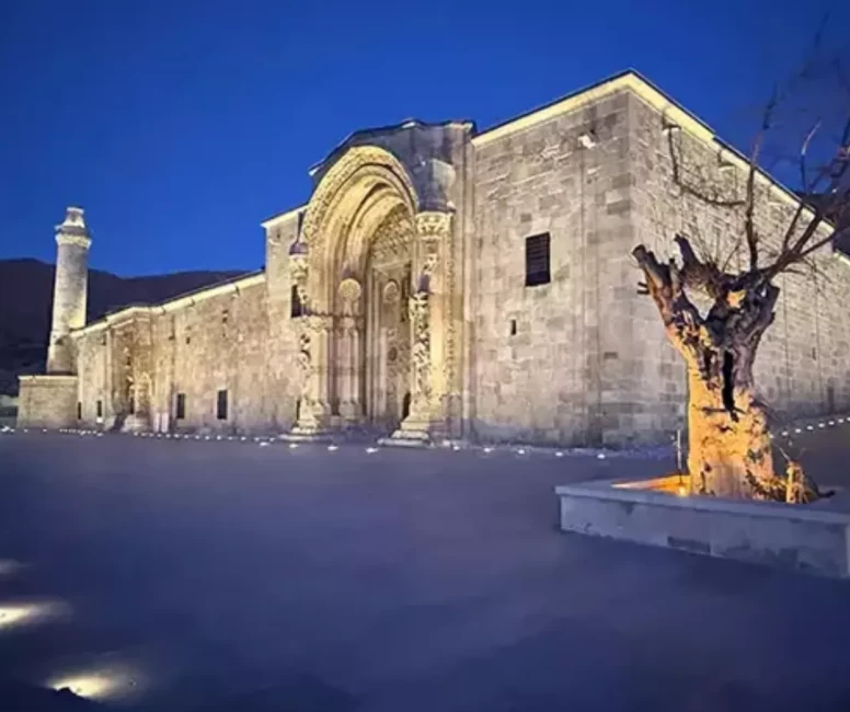 Divriği Ulu Camii geceleri ışıl ışıl oluyor