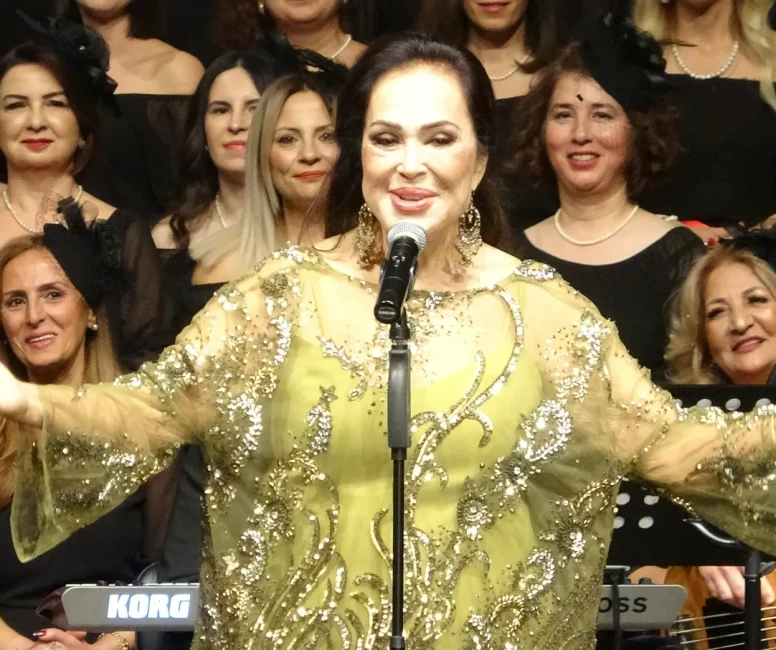 Türkan Şoray, ‘İyilik Korosu' ile Mersin'de sanatseverlerle buluştu