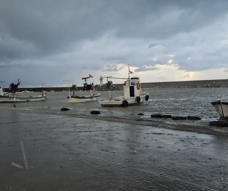 Zonguldak'ta deniz taştı, kardan 81 köy yolu kapandı