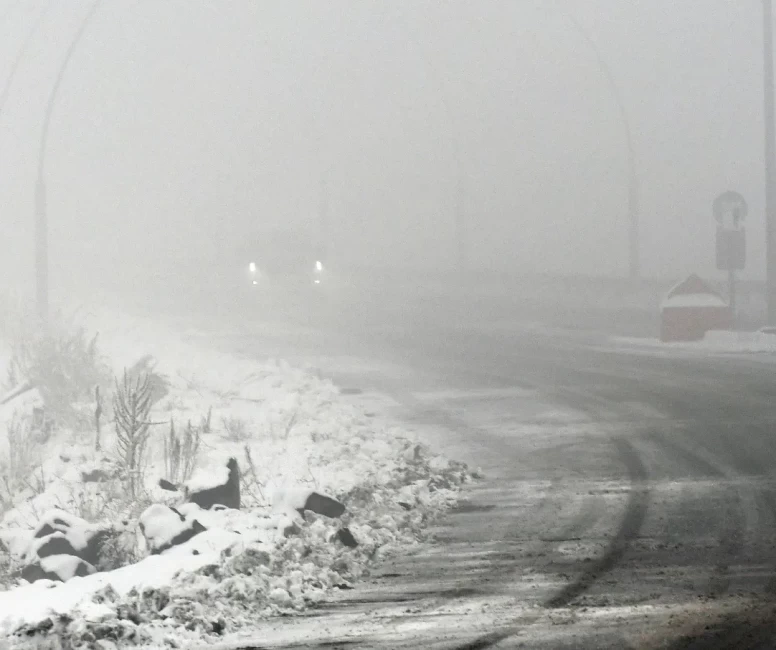 Yolda kalanlar paniğe kapıldı! Kar fırtınası sürücülere zor anlar yaşattı