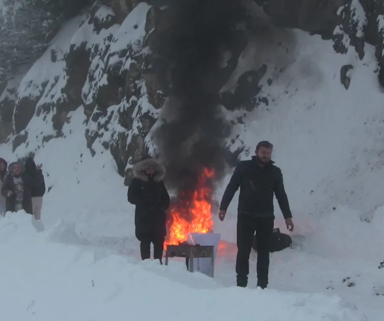 Artvin’de kar nedeniyle araçlar yolda kaldı, sürücüler ateş yakıp ısındı