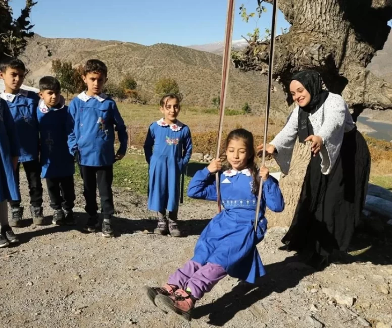 Zorluklara meydan okuyan Çukurköy öğretmenleri: Dağların ardından gelecek aydınlatıyor!