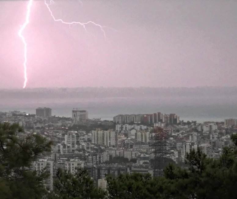 Falezler silüetini kaybetti! Antalya’da dev fırtına ve sağanak