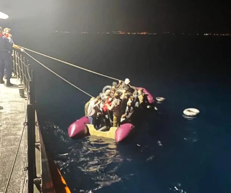 İzmir açıklarında lastik bottaki 38 düzensiz göçmen kurtarıldı
