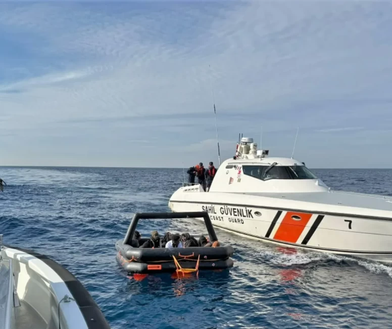 İzmir açıklarında 10 düzensiz göçmen kurtarıldı