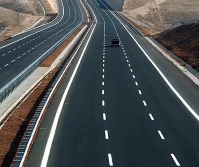 Yollarda büyük uyarı! Bu güzergâhlarda trafik tek şeride düştü: Sürücüler saatlerce bekleyebilir