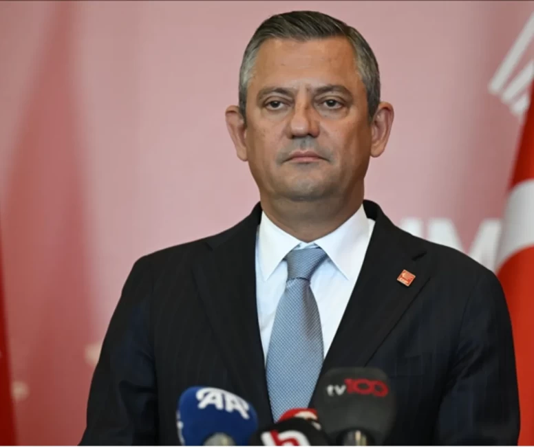 Yolsuzlukla suçlanan, 21 yaşındaki belediye çalışanıyla otelde gözaltına alınan Uşak Belediye Başkanı'na Özgür Özel sahip çıktı!