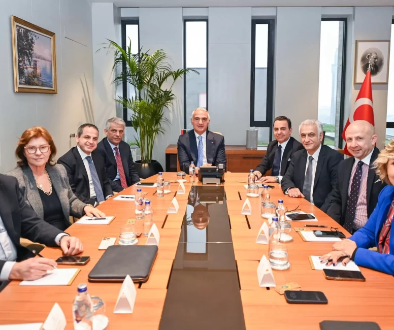 Bakan Ersoy’dan 2026 turizmi için kritik toplantı: Küresel risklere karşı Türkiye hazırlıklarını güçlendiriyor