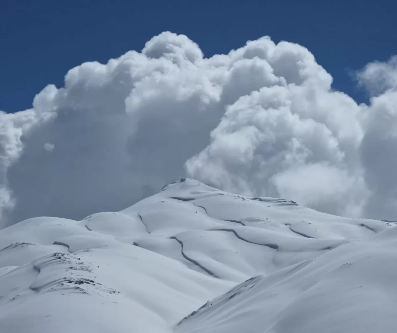 Karabet Geçidi ve yüksek dağlar kartpostallık görüntüler sundu