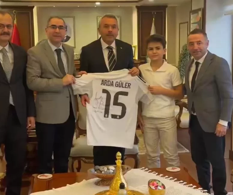 Rizeli Safa Cumhurbaşkanı Erdoğan'dan istediği imzalı Arda Güler formasına kavuştu