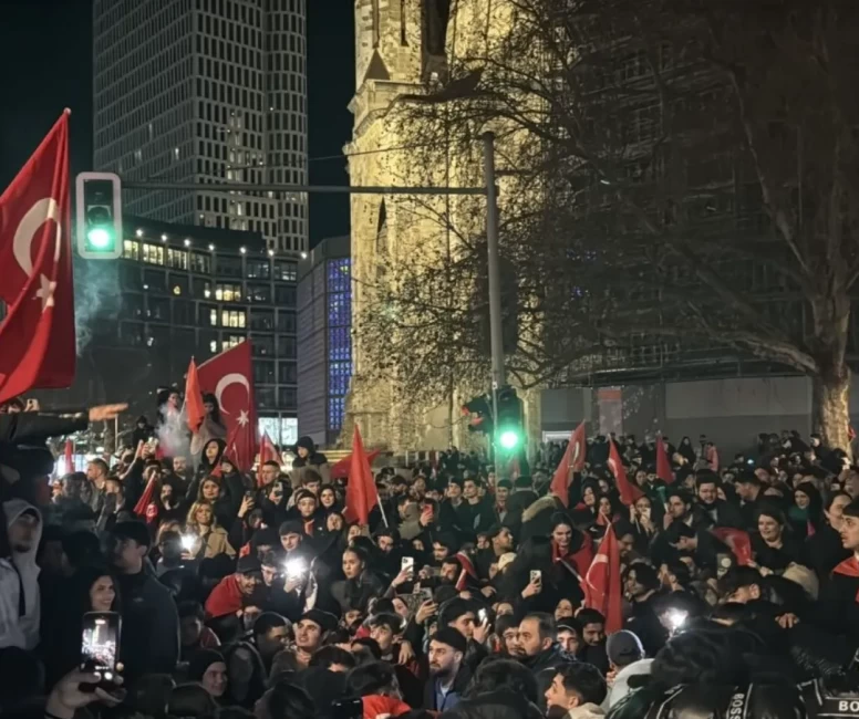Türk ve Boşnak taraftarlar Kurfürstendamm’da buluştu!