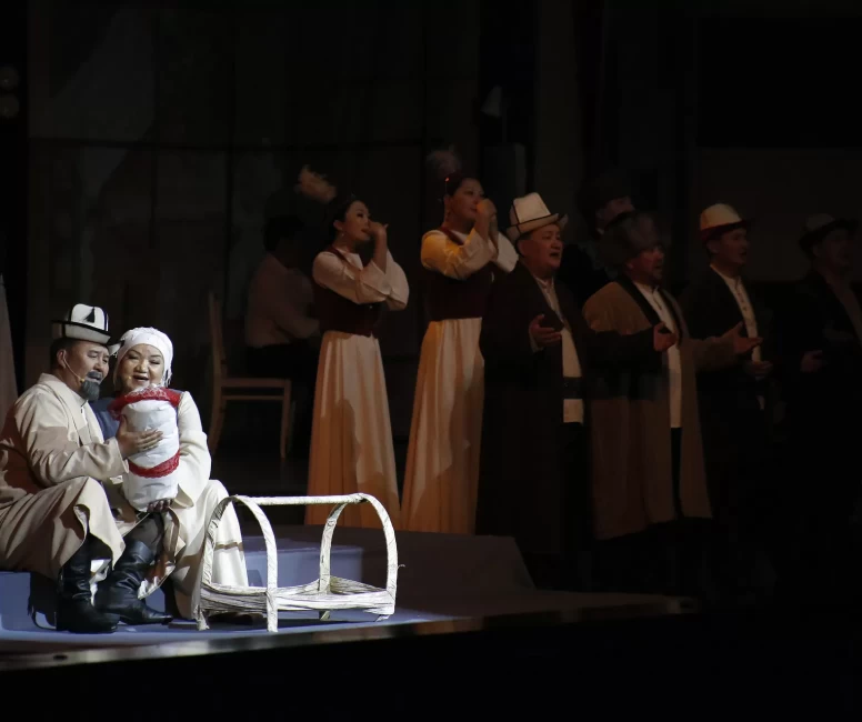 Bişkek'te efsanevi sanatçı Süymonkul Çokmorov'un hayatı müzikalde sahne aldı