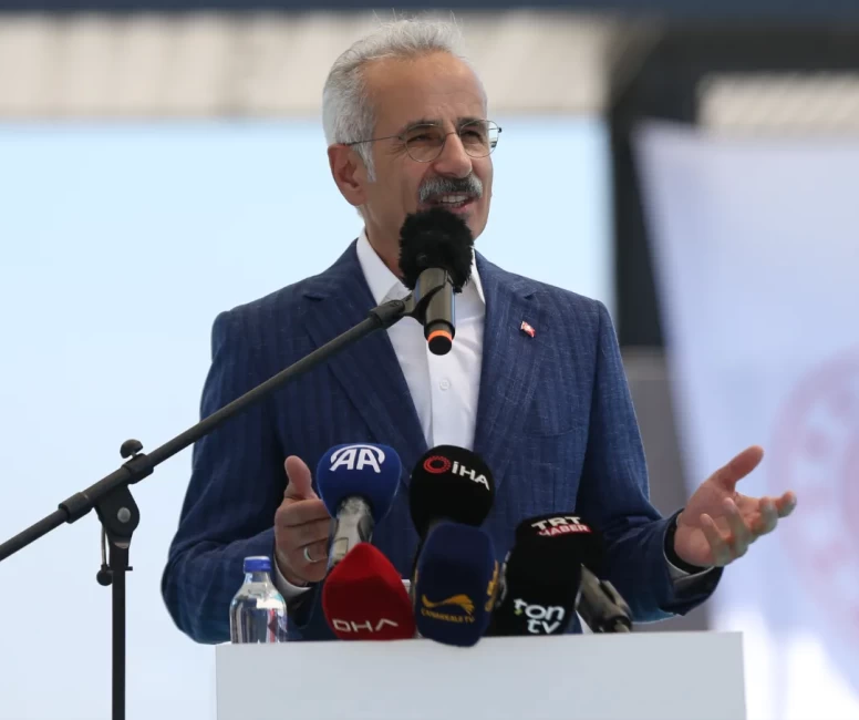 Ulaştırma Bakanı Uraloğlu'ndan denizcilikte dev hamle: Yeni Gelibolu İskelesi hizmete açıldı