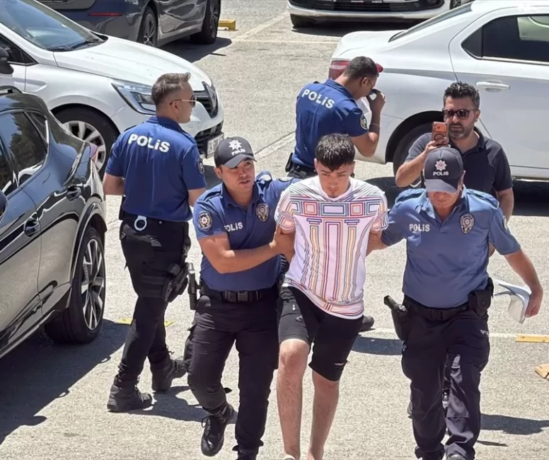 Trafikte dehşet saçtı: Kaçarken önce polise sonra motosiklete çarptı!