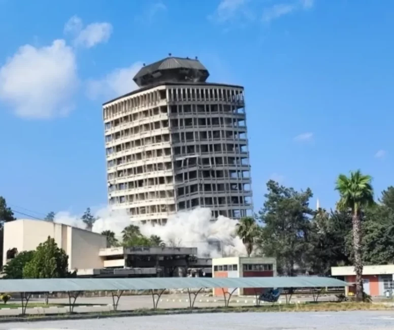 Adana’nın simge yapısı Çukobirlik binası 420 kilogram dinamitle saniyeler içinde yıkıldı