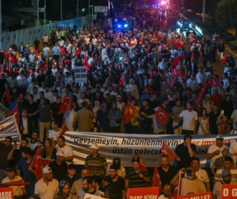 Ankara’da '15 Temmuz' nöbeti: Binlerce vatandaş Külliye'ye yürüdü