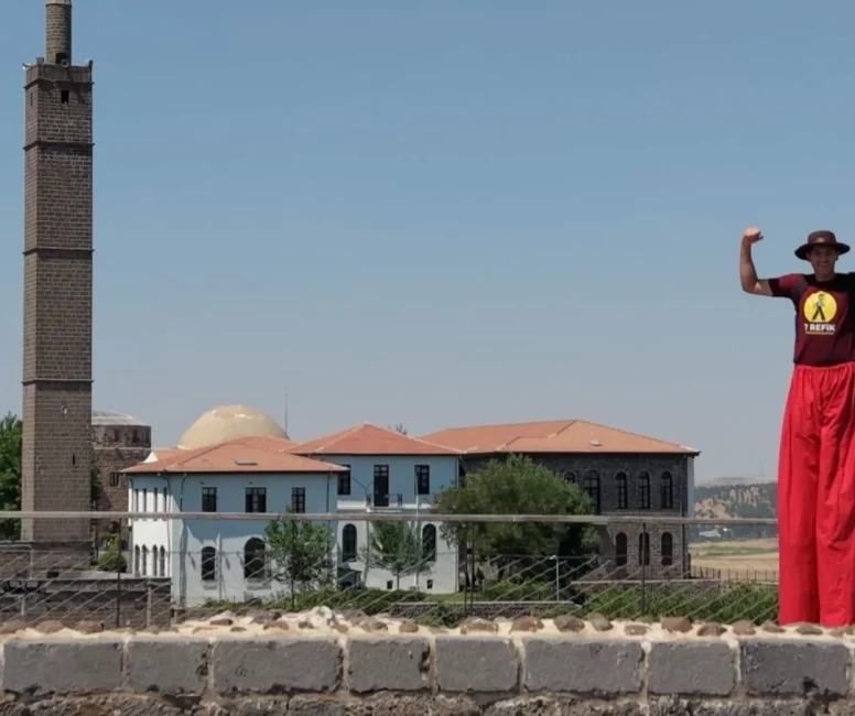 Diyarbakır Surları'nda 'tahta bacak' şov: 15 metre yükseklikte nefes kesen yürüyüş