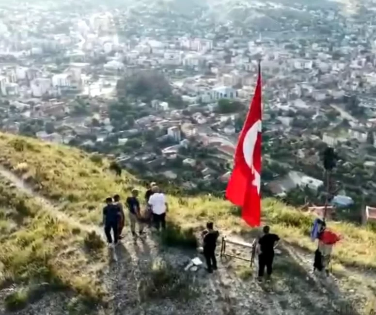 Stare Dağı'nın zirvesinde dalgalanan bayrağı gönüllüler yenilendi