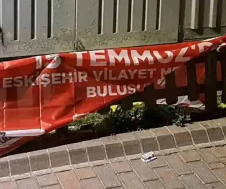 15 Temmuz afişlerini indiren güvenlik görevlilerine gözaltı!