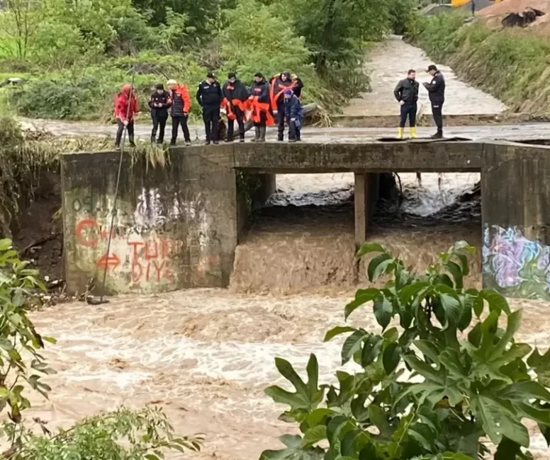 Kocaeli’de araç dereye düştü! Kayıp kişi aranıyor