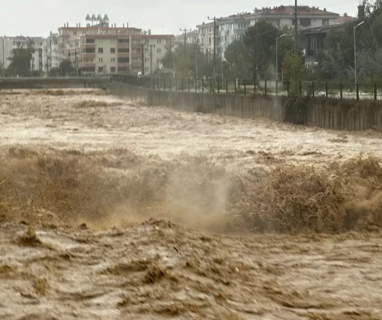 Yalova’da 5 katlı binanın bahçesinde toprak çökmesi!